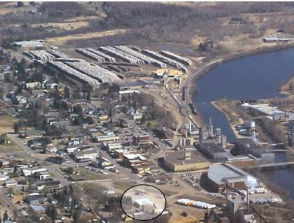 鸟瞰图的Flambeau River Papers与木制颗粒工厂环绕，较低的中心